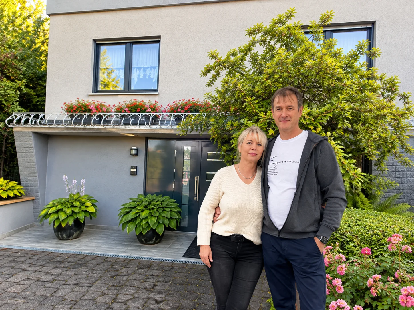 Ihre Gastgeber vor der Pension Deparade