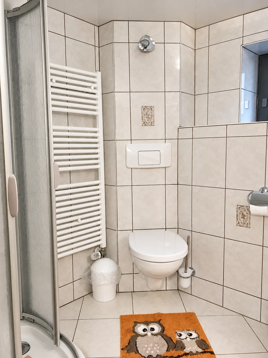 Großes Bad mit Dusche und WC in der Pension Deparade