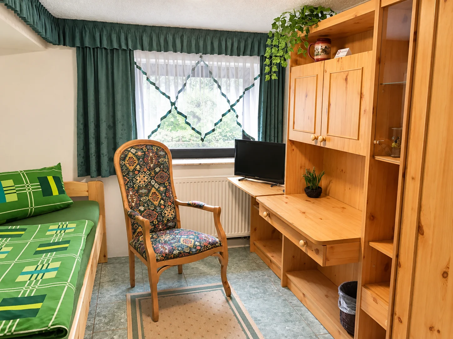 Das grüne Zimmer der Pension Deparade in Altenburg