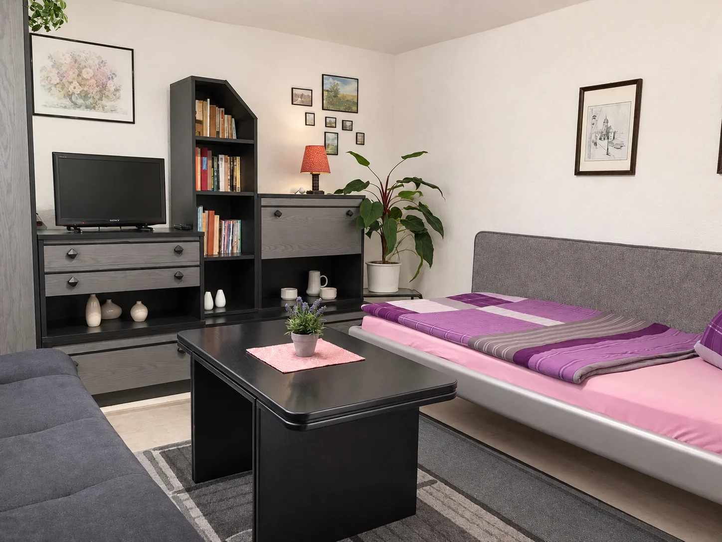 Das schwarze Zimmer der Pension Deparade in Altenburg